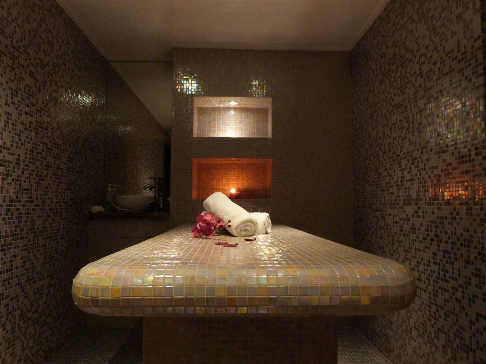 Ax Hotel Spa & Restaurant Chorges Exterior photo